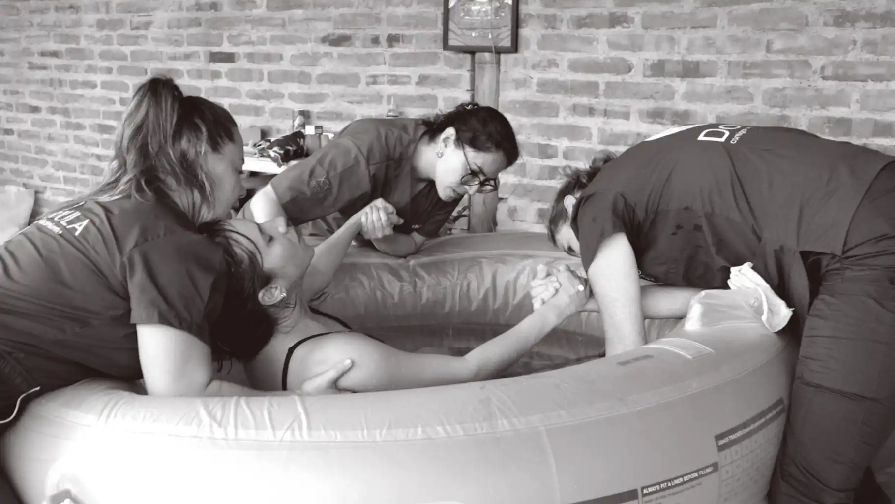 Daniela Guerrero Doula de Nacimiento brindando apoyo y sostén continuo a una madre en trabajo de parto en agua