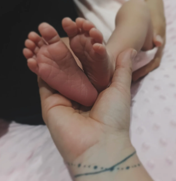 Mamá y recién nacido en piel con piel