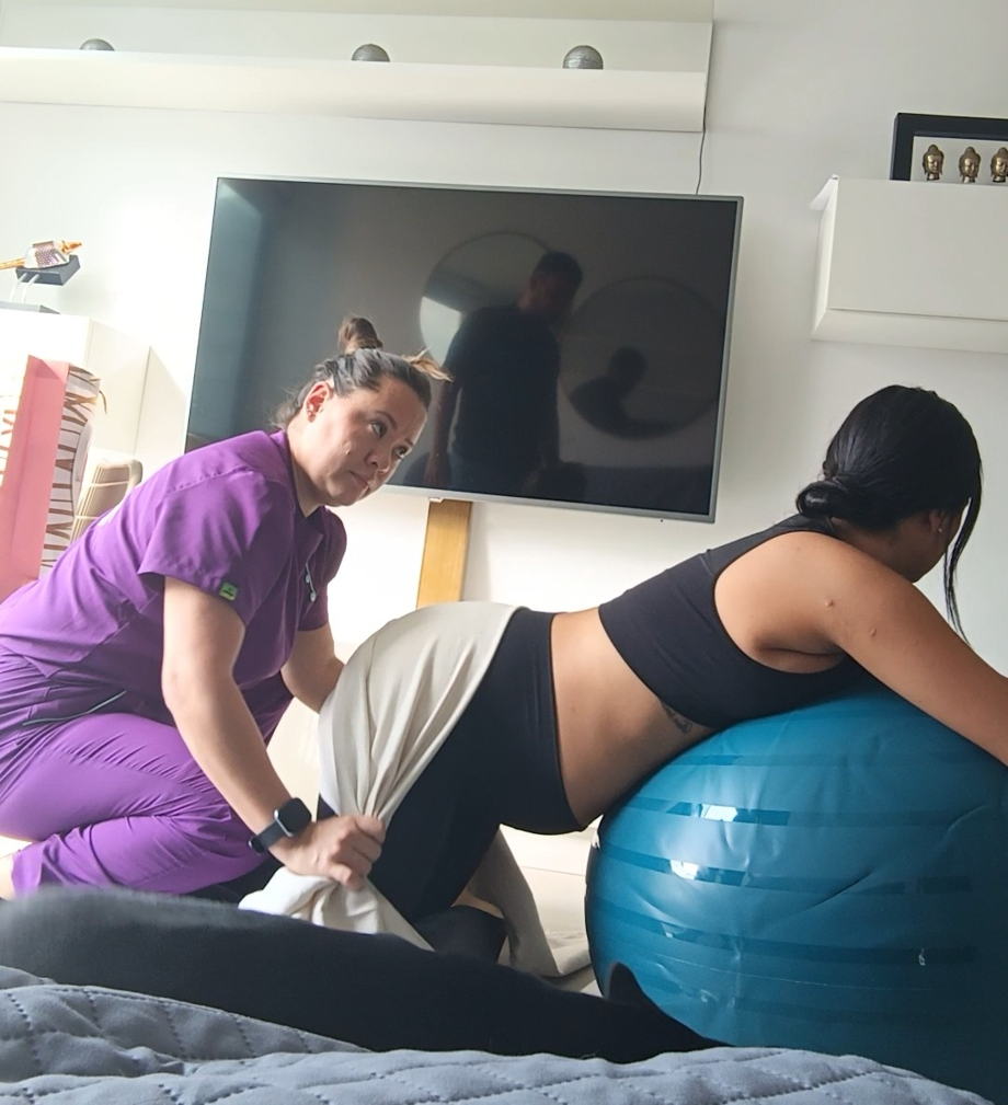 Técnica de rebozo y alivio pélvico en esfera de parto